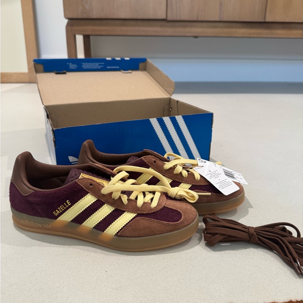 NWT+P Adidas Gazelle Maroon and Cream Sneakers